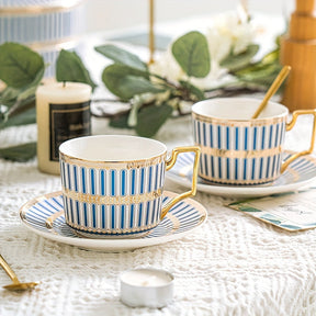 Conjunto de xícaras de chá de porcelana elegante da China com bule, açucareiro e leiteira para chá / café, presente para adultos, xícara de chá e pires de porcelana exquisita de platina esmaltada, colher dourada, caneca de cappuccino e café latte.