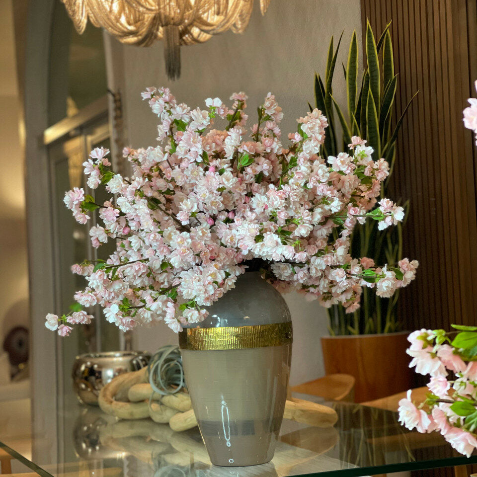 Vaso Deusa com Flores de Cerejeira Rosa